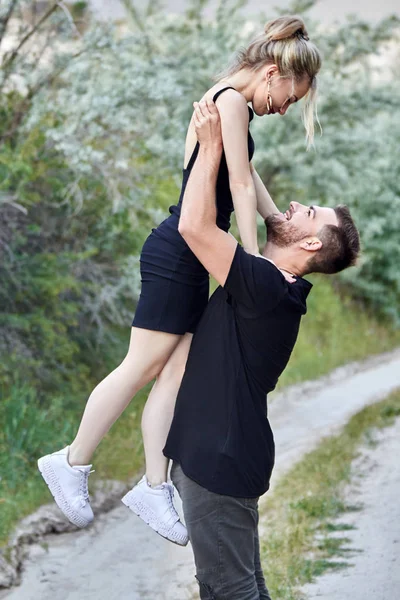 Mode Osten Ein Verliebtes Paar Das Sich Vor Dem Hintergrund — Stockfoto