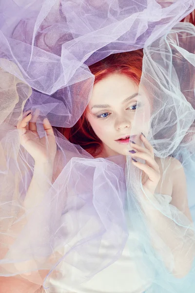 Kızıl Saçlı Kız Rüyalar Parlak Makyaj Temiz Cilt Yüz Bakımı — Stok fotoğraf