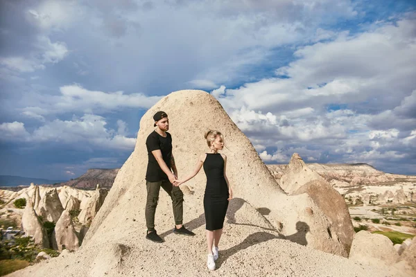 감정과 터키에서 Cappadocia 사랑에 남자와 여자의 클로즈업 초상화입니다 초승달 귀걸이 — 스톡 사진