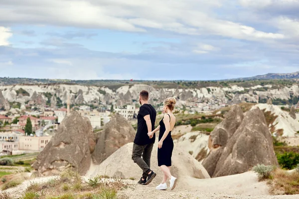 감정과 터키에서 Cappadocia 사랑에 남자와 여자의 클로즈업 초상화입니다 초승달 귀걸이 — 스톡 사진