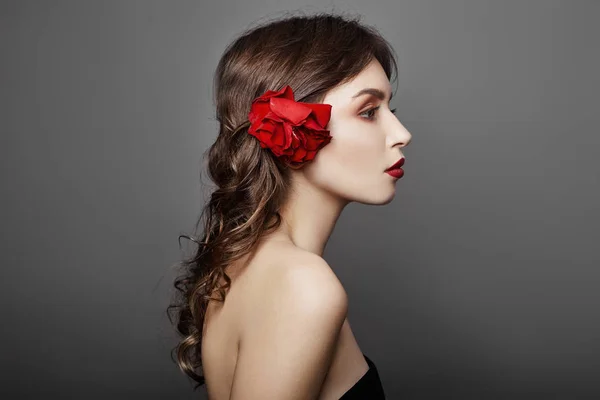 Mulher Com Uma Grande Flor Vermelha Cabelo Menina Cabelos Castanhos — Fotografia de Stock