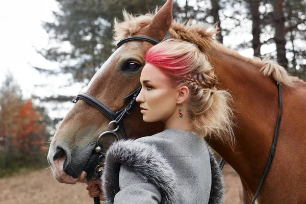 Vrouw Een Paard Herfst Creatieve Helder Roze Make Het Gezicht — Stockfoto