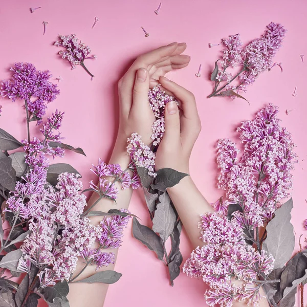 Arte Moda Manos Cosméticos Naturales Mujeres Flores Lila Púrpura Brillante — Foto de Stock