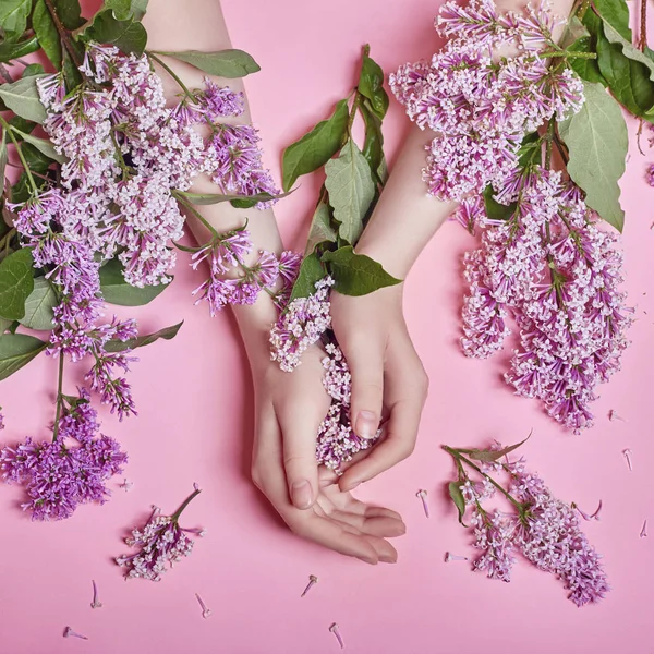 Arte Moda Manos Cosméticos Naturales Mujeres Flores Lila Púrpura Brillante — Foto de Stock