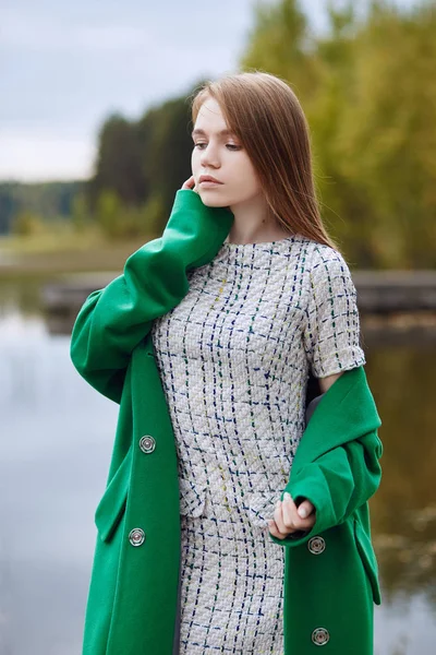 Kız Yeşil Paltolu Bir Bulutlu Sonbahar Gününde Gölü Dolgu Yürür — Stok fotoğraf