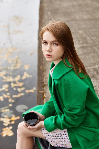 Mädchen Grünem Mantel Spaziert Einem Bewölkten Herbsttag Seeufer Entlang Herbstmode — Stockfoto