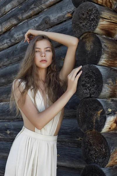 Sexy Jovem Mulher Vestido Branco Claro Posando Aldeia Perto Casa — Fotografia de Stock