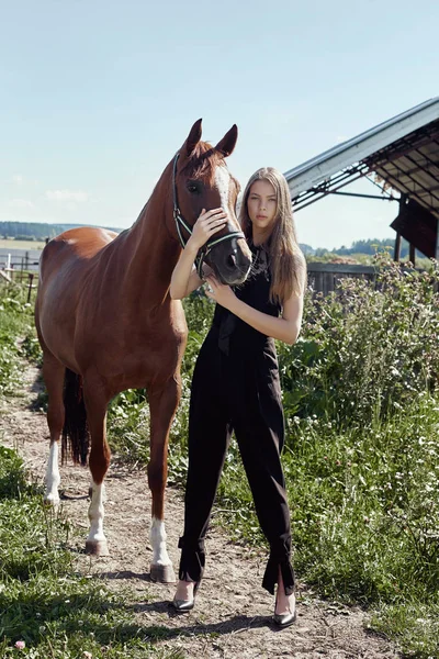 Meisje Rider Staat Naast Het Paard Het Veld Mode Portret — Stockfoto