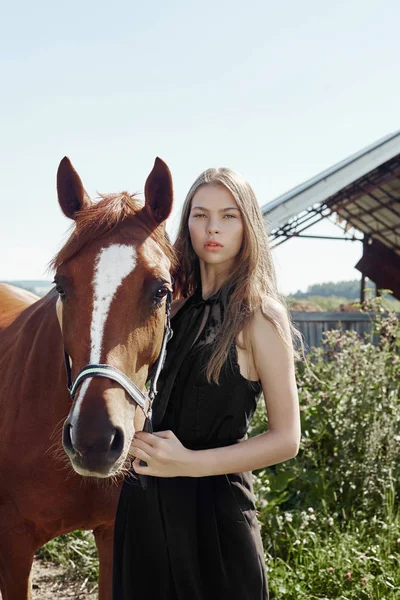 Meisje Rider Staat Naast Het Paard Het Veld Mode Portret — Stockfoto