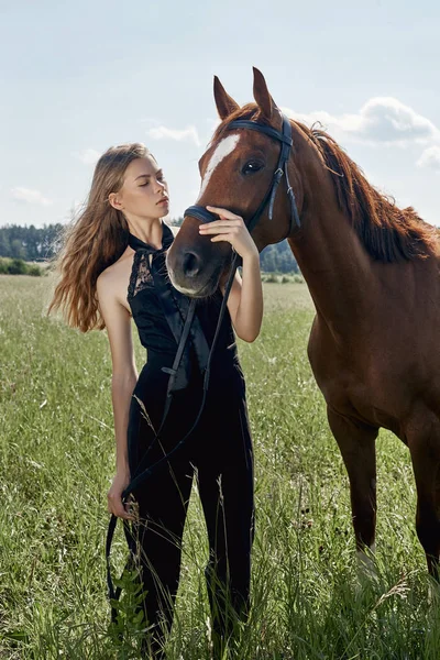 Meisje Rider Staat Naast Het Paard Het Veld Mode Portret — Stockfoto