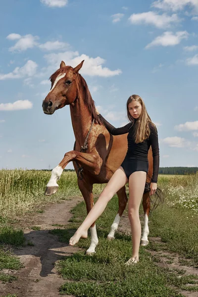 Meisje Rider Staat Naast Het Paard Het Veld Mode Portret — Stockfoto