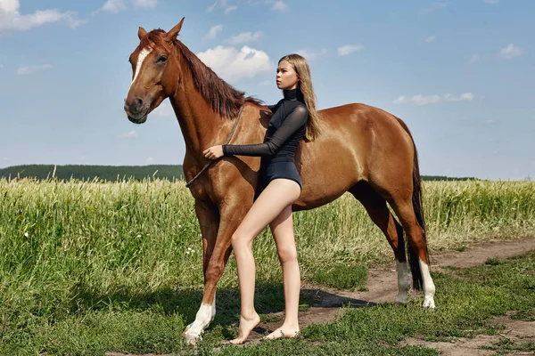 Meisje Rider Staat Naast Het Paard Het Veld Mode Portret — Stockfoto