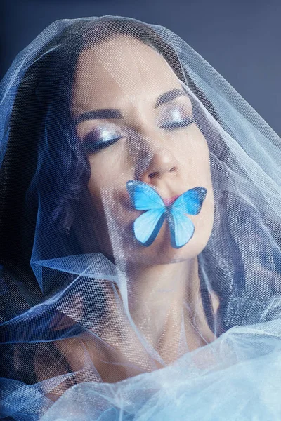 Hermosa Mujer Misteriosa Con Mariposas Color Azul Cara Morena Papel — Foto de Stock