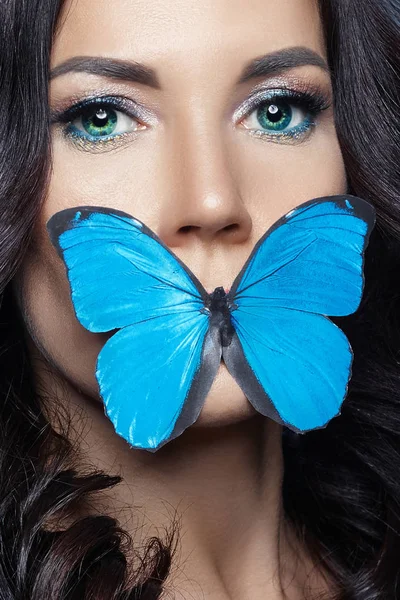 Hermosa Mujer Misteriosa Con Mariposas Color Azul Cara Morena Papel — Foto de Stock