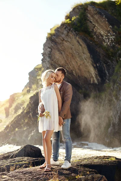 남자와 관계와 근처에 바위에 사랑에 스프레이 — 스톡 사진