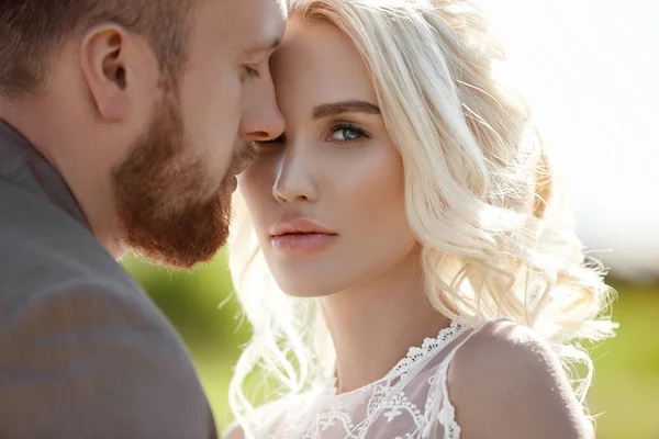 Man Vrouw Liefde Knuffels Nauwe Relatie Liefde Paar Liefde Staande — Stockfoto