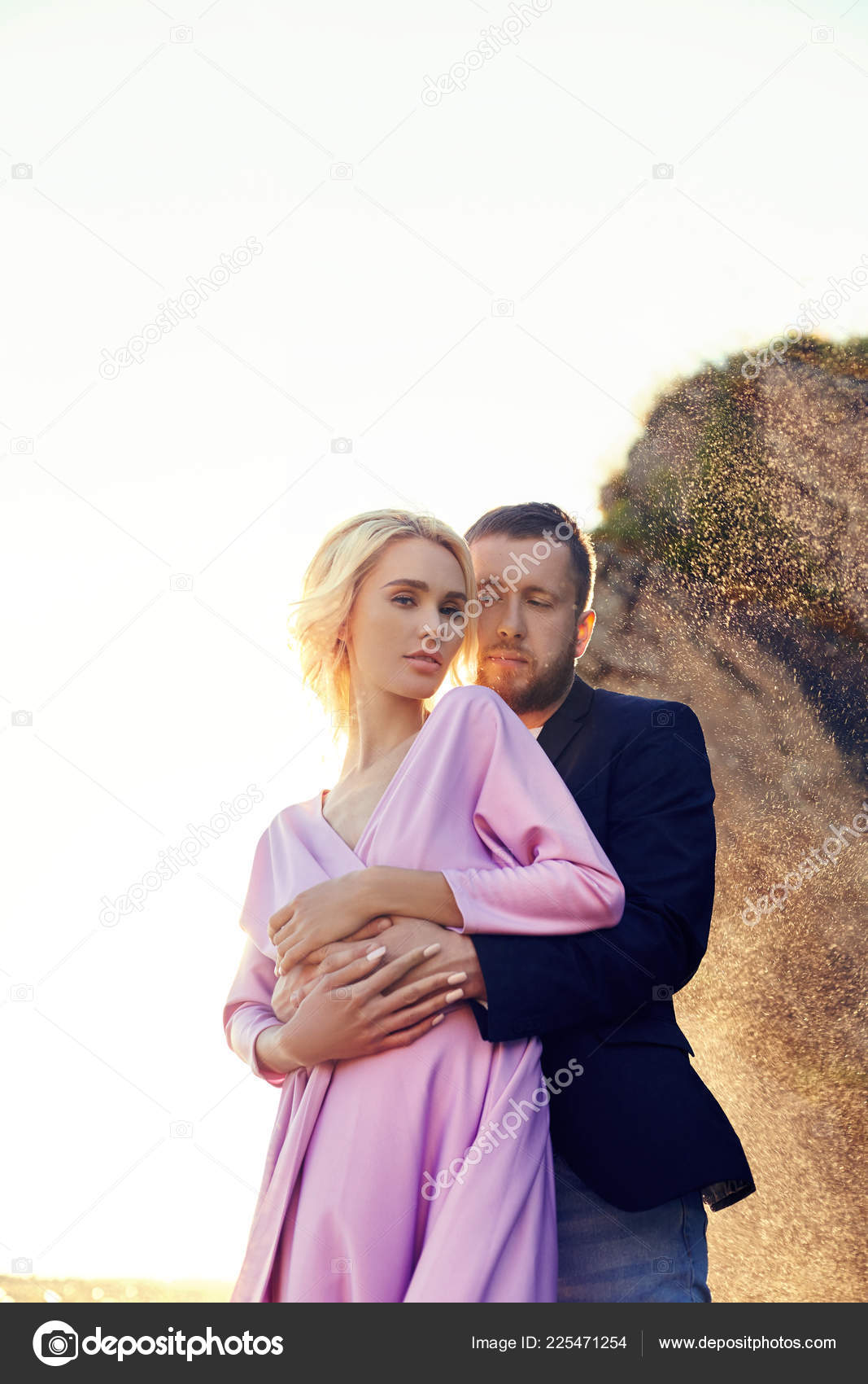 Hombre Una Mujer Abrazándose Verano Atardecer Con Ropa Hermosa Pareja: fotografía de stock © angel_nt #225471254 | Depositphotos Hombre Una Mujer Abrazándose Verano Atardecer Con Ropa Hermosa Pareja: fotografía de stock © angel_nt #225471254 | Depositphotos