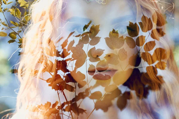 여자의 초상화 신비한 모습에 머리를 나뭇잎과 그녀의 얼굴에 — 스톡 사진