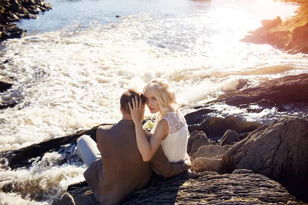 일몰에서 화창한 감정과 태양에 여자와 수염을 — 스톡 사진