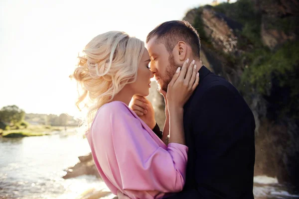 Retrato Una Pareja Enamorada Cerca Hermoso Día Soleado Atardecer Ama —  Fotos de Stock