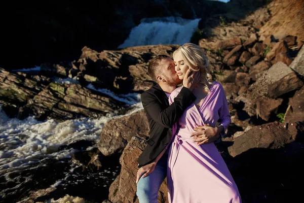 Pareja Enamorada Cerca Sentada Una Piedra Hermoso Día Soleado Atardecer —  Fotos de Stock