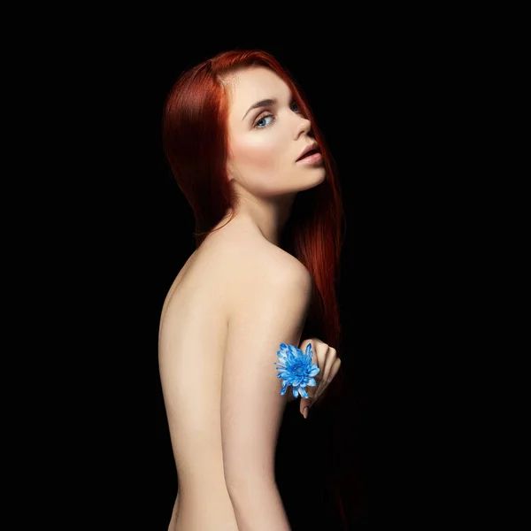 Sexy Piękne Redhead Dziewczyna Długimi Włosami Idealna Kobieta Portret Czarnym — Zdjęcie stockowe