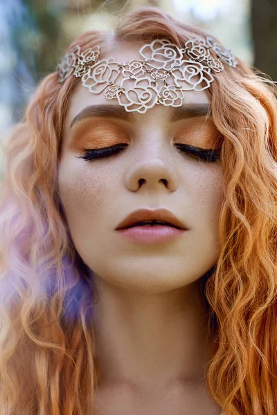 Piękne Redhead Norweski Dziewczyna Duże Oczy Piegi Twarzy Lesie Portret — Zdjęcie stockowe