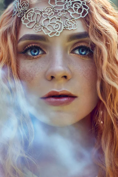 大きな目とフォレスト内の顔にそばかすノルウェーの女の子の美しい赤毛です 自然の赤毛の女性のクローズ アップ 太陽の下で素晴らしい神秘的な外観の長いウェーブのかかった赤毛の肖像画 髪のケア — ストック写真
