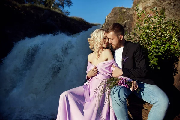 Pareja Enamorada Encuentra Las Salpicaduras Agua Contra Puesta Sol Hombre —  Fotos de Stock