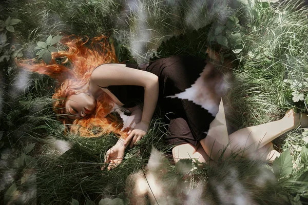 Mulher Romântica Com Cabelo Ruivo Deitado Grama Floresta Uma Menina — Fotografia de Stock