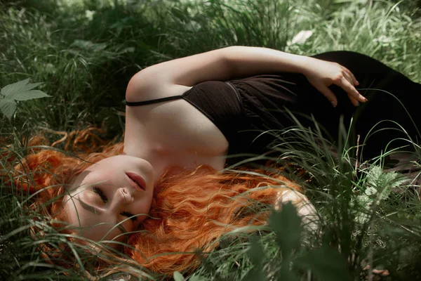 Mulher Romântica Com Cabelo Ruivo Deitado Grama Floresta Uma Menina — Fotografia de Stock