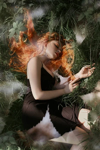 Romantická Žena Rudými Vlasy Trávě Lese Dívka Lehké Černé Šaty — Stock fotografie
