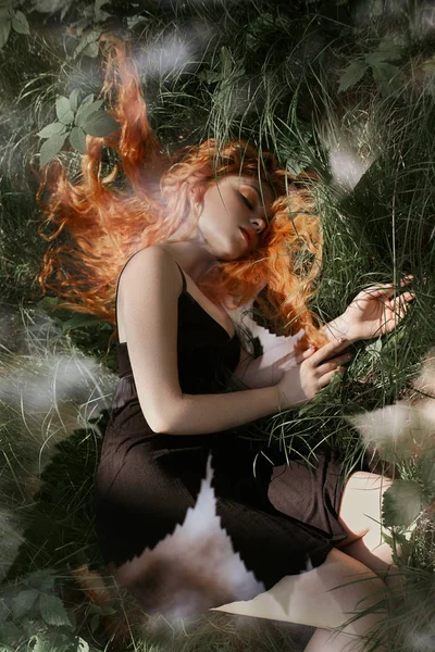 Mulher Romântica Com Cabelo Ruivo Deitado Grama Floresta Uma Menina — Fotografia de Stock