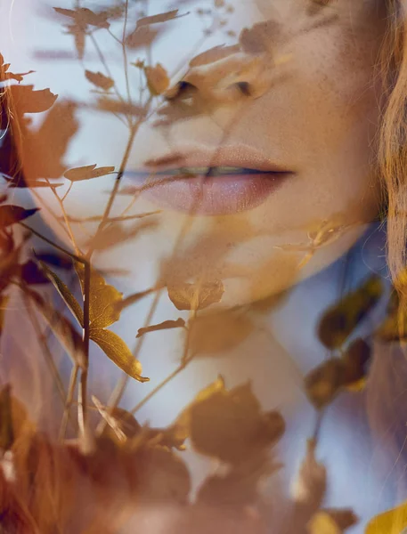 Portret Van Een Vrouw Met Een Dubbele Blootstelling Het Meisje — Stockfoto