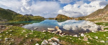 Panoramik fotoğraflar Vadisi Kafkas Dağları Arkhyz, Rusya Federasyonu bahar. Muhteşem gün doğumu ve batımı Sofia göller, Doğa, şaşırtıcı dağlarda dağlarda bahar. Seyahat ve yürüyüş