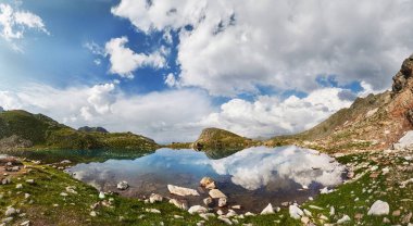 Panoramik fotoğraflar Vadisi Kafkas Dağları Arkhyz, Rusya Federasyonu bahar. Muhteşem gün doğumu ve batımı Sofia göller, Doğa, şaşırtıcı dağlarda dağlarda bahar. Seyahat ve yürüyüş