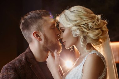 Aşık çift hugs ve düğün gününde öper. Hipster damat ve gelin, sevgi ve sadakat. İdeal çiftmiş karı koca olmaya hazırlanıyor. Erkek ve kadın birbirine bakarak kapat