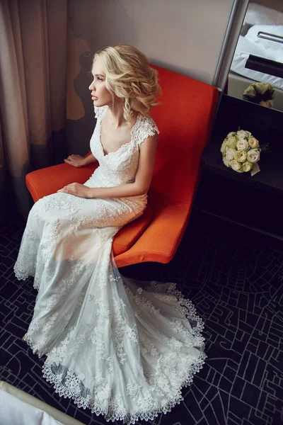 Невеста Блондинка Белом Свадебном Платье Сидит Кресле Гостиничном Номере Женщина — стоковое фото