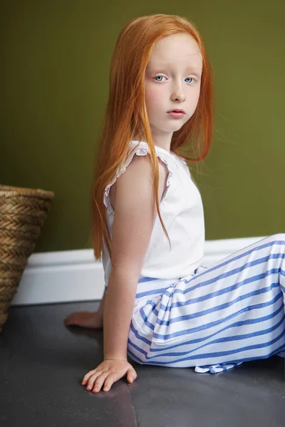 红头发的小女孩 一篮子鲜花摆在橄榄色的背景上 一个蓝眼睛红头发的女孩的春天画像 头发火的颜色 挪威十几岁的女孩 — 图库照片