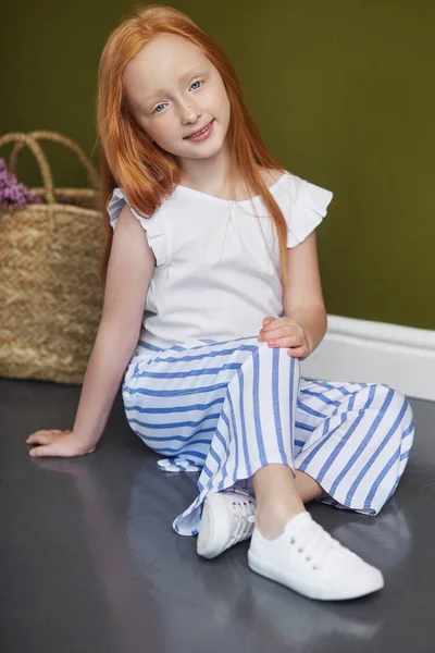 Niña Pelirroja Con Una Cesta Flores Posando Sobre Fondo Olivo —  Fotos de Stock