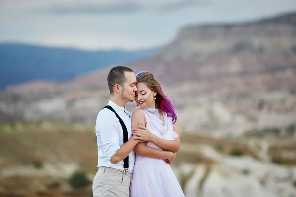 Valentine Day Loving Couple Nature Hugs Kisses Man Woman Love — 스톡 사진