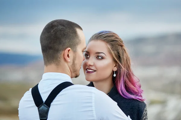 Valentine Day Loving Couple Nature Hugs Kisses Man Woman Love — Stockfoto