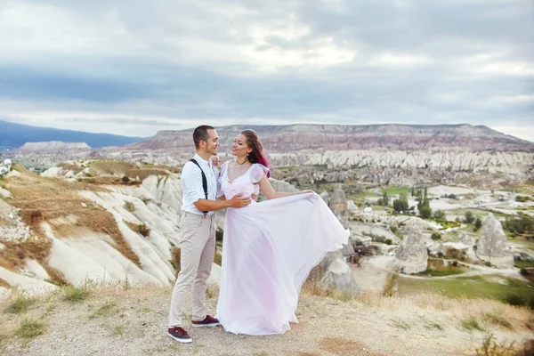 Valentine Day Loving Couple Nature Hugs Kisses Man Woman Love — Stockfoto