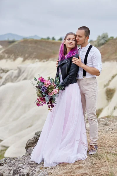 Valentine Day Loving Couple Nature Hugs Kisses Man Woman Love — Stockfoto