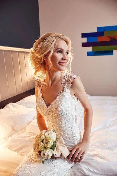 Bonjour Mariée Une Femme Dans Une Robe Mariée Blanche Tenant — Photo