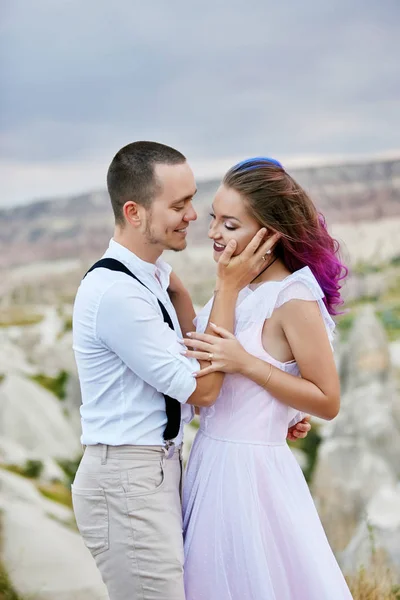 Abrace Bese Una Pareja Enamorada Una Mañana Primavera Naturaleza Día —  Fotos de Stock