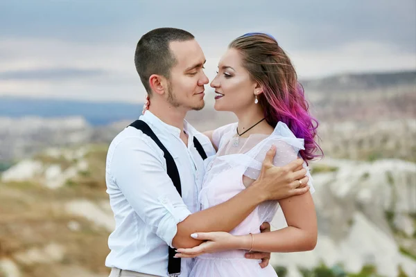 Embrassez Embrasser Couple Amoureux Matin Printemps Dans Nature Saint Valentin — Photo