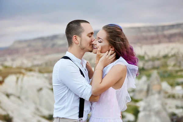 Abrace Bese Una Pareja Enamorada Una Mañana Primavera Naturaleza Día —  Fotos de Stock