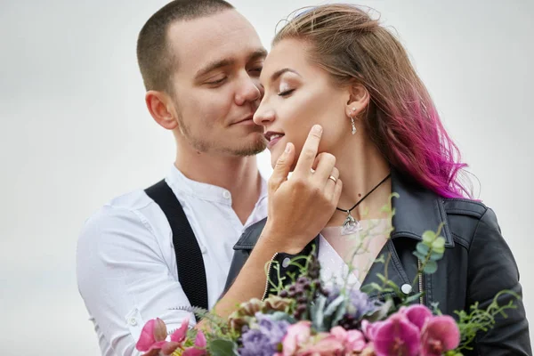 Embrassez Embrasser Couple Amoureux Matin Printemps Dans Nature Saint Valentin — Photo