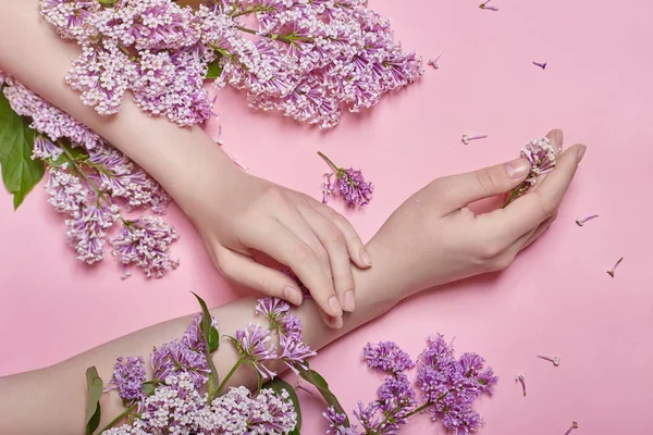 Las Manos Las Flores Primavera Están Cuidado Piel Mesa Rosa —  Fotos de Stock